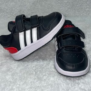 Boys size 5 Adidas Hoops 2.0 Shoes
